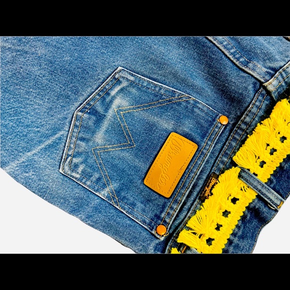 Distressed WRANGLERS embroidered cutoff shorts, Daisy Dukes, Womens 4-6 boho - Picture 11 of 13